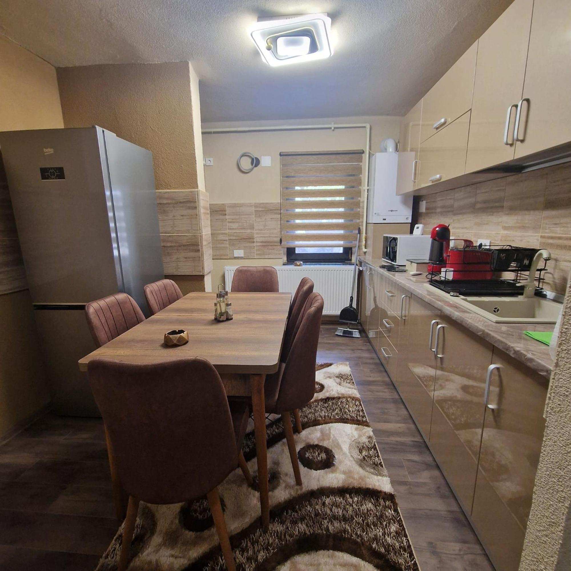 Apartament Iulius 3 Manastire 쿠티에데아게스 외부 사진
