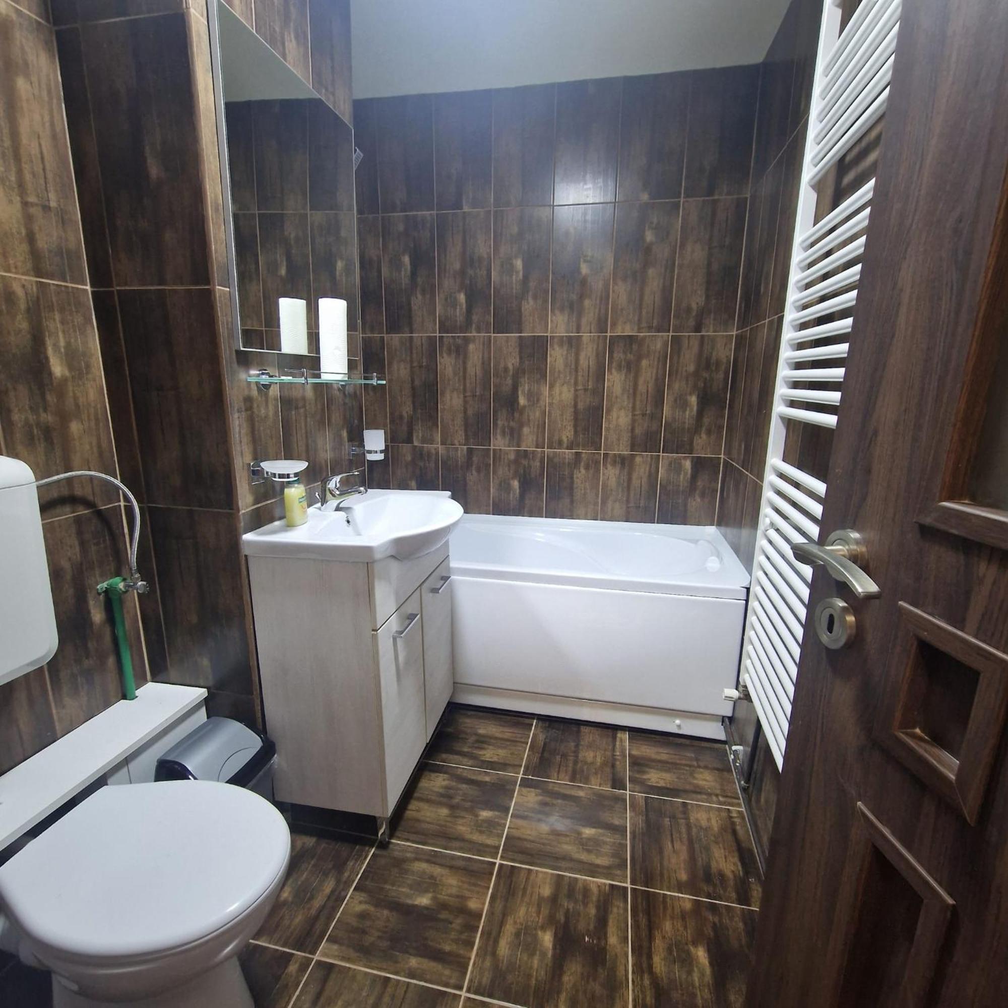 Apartament Iulius 3 Manastire 쿠티에데아게스 외부 사진